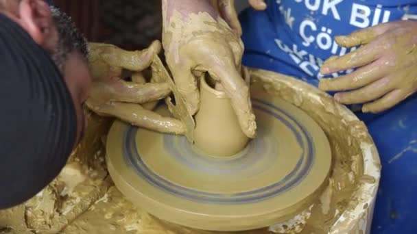 Mannen Potter Händer Gör Potts Den Keramik Hjul Lerkruka — Stockvideo