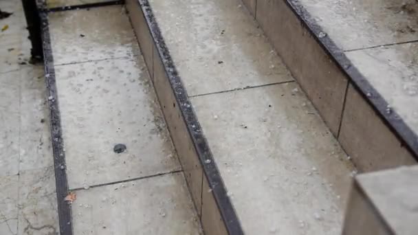 Hagel Fällt Auf Fläche Und Treppe Auf Straße Hagelsturm — Stockvideo