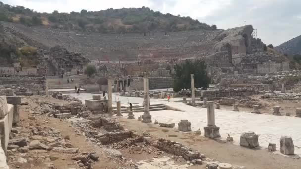 土耳其伊兹密尔塞尔丘克 2017年8月20日 人们参观以弗所历史古城的古代废墟 — 图库视频影像