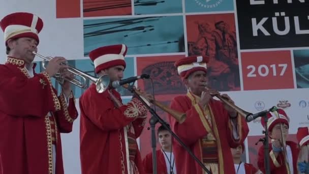 伝統的な軍事ファンファーレ Mehter がトルコ祭りのお祝いのイベント中ショーを実行するイスタンブール トルコ 2017 — ストック動画