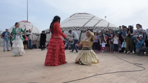 土耳其伊斯坦布尔 2017年5月13日 不明身份的人在一次演出中穿着民族服装玩传统民间传说 它在土耳其很受欢迎 — 图库视频影像