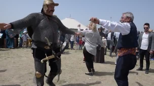 イスタンブール トルコ 2017 正体不明の人々 の彼らの民族服を着て江戸下町伝統民俗ショーで踊る それはトルコで人気 — ストック動画