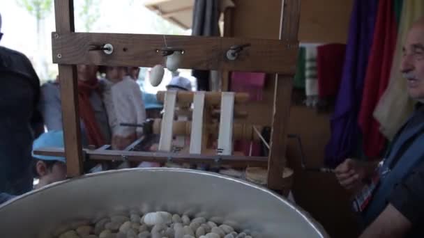 イスタンブール トルコ 2017 不明の人がトルコのイスタンブールでのワーク ショップで繭から生糸繊維を抽出 — ストック動画