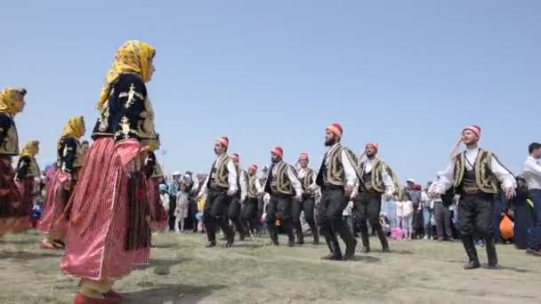 イスタンブール トルコ 2017 不明の人がショーで彼らの民族服を着て民俗伝統を再生します それはトルコで人気 — ストック動画