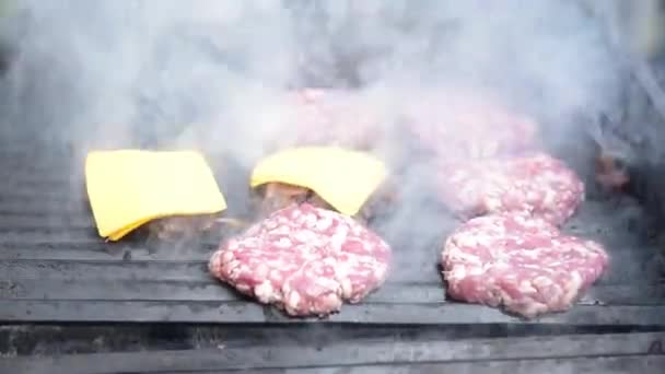 ハンバーガーの牛肉肉バーベキュー ハンバーガーが調製し バーベキューの火に焼き — ストック動画