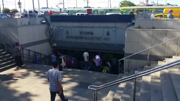 Istanbul Turkije April 2017 Unidentfied Mensen Lopen Onderdoorgang Voor Winkelen — Stockvideo