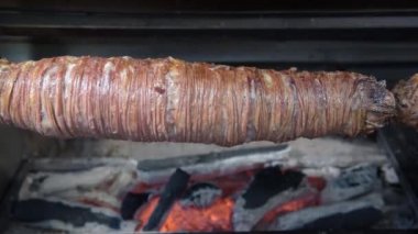 Geleneksel Türk ve Yunan Street gıda Kokorec(sheep bowel) ızgara hizmet için.