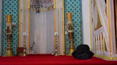 Kimliği belirsiz Müslüman erkek, Üsküdar, Istanbul, Türkiye'de bulunan Valide-i Cedid Camii dua ediyor. 03 Ocak, 2018.
