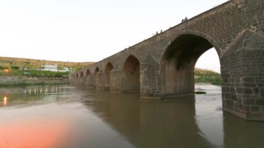 Zaman atlamalı görünümünü antik taş on gözlü köprü, Diyarbakır, Türkiye'de popüler bir dönüm noktası.