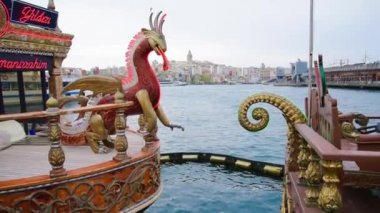 Istanbul, Türkiye - 22 Nisan 2017: Gün batımı görünümü Galata Kulesi arasında geleneksel balık restoranları Galata Köprüsü-balık Köprüsü ve Istanbul şehir manzaralı ve mavi deniz yüzen.