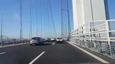 Istanbul, Türkiye'ye araba sürücüleri Osmangazi Köprüsü üzerinde. 03 Eylül, 2017.