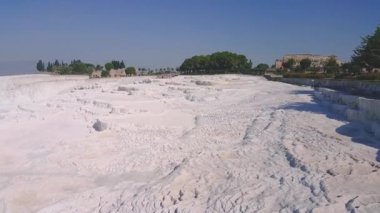 Turkuaz rengi Pamukkale (pamuk Kalesi) Traverten havuzları ve nerede Pamukkale, Türkiye'de ziyaret etmek için insanları seviyorum teraslar ile popüler görünümüdür.