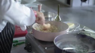 Şef risotto pişirme göstermek bir atölye hazırlar