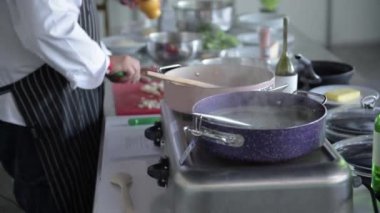 Şef risotto pişirme göstermek bir atölye hazırlar