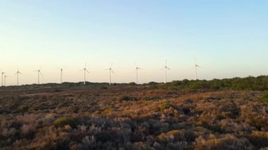 zaman atlamalı Rüzgar tribünleri, gün batımı görünümünde yel değirmenleri