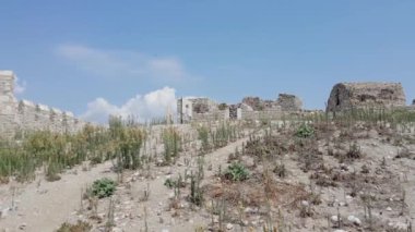 panoramik Ayasuluk Kalesi, Ayasuluk Tepesi üzerinde kale. Kale Bizans ve Osmanlı döneminden tarihleri. Selçuk, Izmir, Türkiye.
