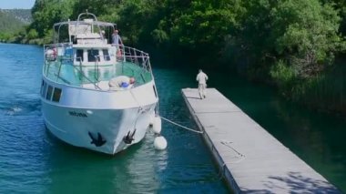 Milli Park Krka, Hırvatistan - 27 Mayıs 2017: Bağlantı noktası için Milli Park Krka Krka Nehri Vadisi gemi yelken.