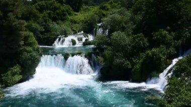 Şelale Krka Ulusal Hava görünümünü en ünlü ulusal parklarından biri olan Park ve birçok turist tarafından ziyaret edildi. Skradinski Buk: Milli Park Krka, Hırvatistan.