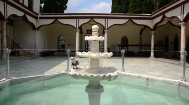 Güvercinler su içmek bir antik Fountain bir Cami avlusu, sıcak bir yaz günü içinde.