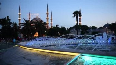 Ön plan, Sultanahmet Park, Istanbul, Türkiye'de çeşme ile Sultanahmet Camii ve gece görmek.