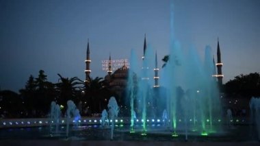 Ön plan, Sultanahmet Park, Istanbul, Türkiye'de çeşme ile Sultanahmet Camii ve gece görmek.