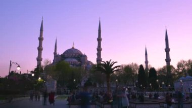 Zaman atlamalı: kimliği belirsiz kişi Istanbul, Türkiye'de arka plan üzerinde Sultanahmet Camii veya Sultanahmet Camii önünde fotoğraf çekmek. 21 Nisan, 2018.