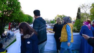 Kimliği belirsiz kişi Lale Festivali, Istanbul, Türkiye için en büyük halı lale Sultanahmet dünyada fotoğraf çekmek. 21 Nisan, 2018.
