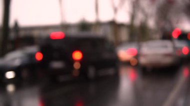 Hareket yoğun trafik ile araba ağır yağmur sonrası bulanık.