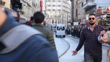 bir kadeh tramvay ve Sirkeci District Istanbul, Türkiye'de yoğun trafik. 03 Mayıs, 2018.
