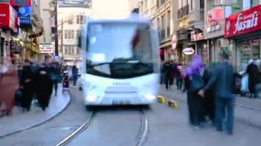 bir kadeh tramvay ve Sirkeci District Istanbul, Türkiye'de yoğun trafik. 03 Mayıs, 2018. 