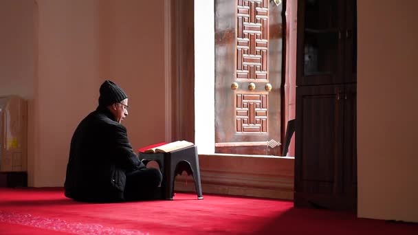 Istanbul Turkije 2018 Moslim Man Leest Quran Moskee — Stockvideo
