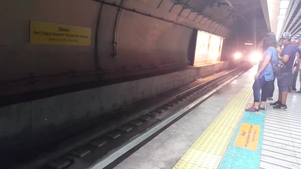 Persone Non Identificate Aspettano Treno Marmaray Nella Metropolitana Della Metropolitana — Video Stock