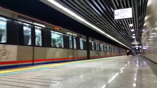 Persone Non Identificate Aspettano Treno Marmaray Nella Metropolitana Della Metropolitana — Video Stock