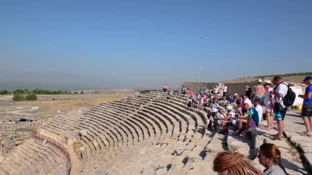 Gente Visita Las Ruinas Del Teatro Antiguo Ciudad Griega Antigua — Vídeos de Stock