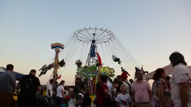 时间间隔 土耳其人民在土耳其柯克拉雷利的 Pavli 博览会节上享受摇摆不定的骑行 链式摇摆旋转木马 2017年10月19日 — 图库视频影像