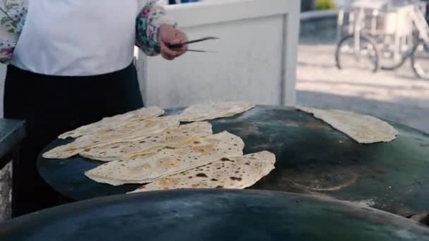 在炉子上烹饪传统的土耳其食物 Gozleme 特写镜头在烘烤 — 图库视频影像