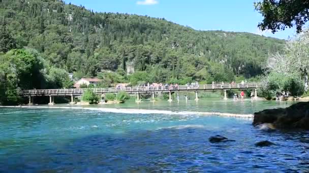 Los Turistas Caminan Por Puente Parque Nacional Krka Uno Los — Vídeos de Stock