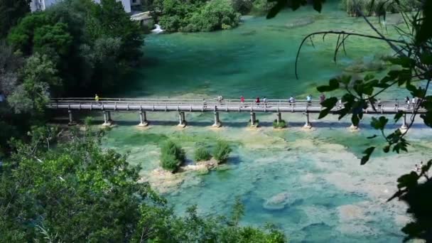 Los Turistas Caminan Por Puente Parque Nacional Krka Uno Los — Vídeos de Stock