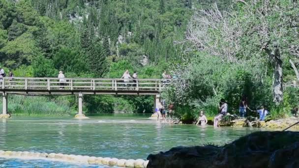 Los Turistas Caminan Por Puente Parque Nacional Krka Uno Los — Vídeo de stock