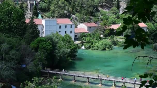Los Turistas Caminan Por Puente Parque Nacional Krka Uno Los — Vídeos de Stock
