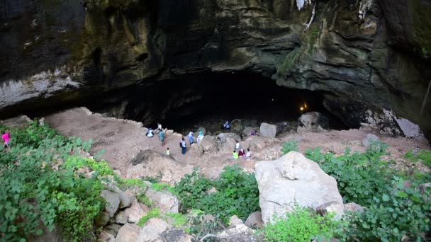 Ismeretlen Emberek Megy Csúszós Lépcsők Felé Barlang Szakadék Silifke Kerületben — Stock videók