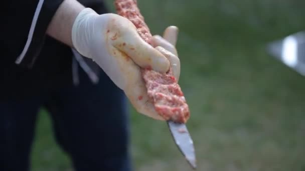 Homem Mão Preparando Tradicional Delicioso Peru Shish Kebab Espeto Feito — Vídeo de Stock