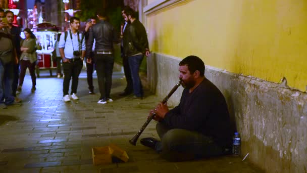 Hombre Identificado Realiza Clarnetes Calle Istiklal Destino Popular Estambul Turquía — Vídeos de Stock