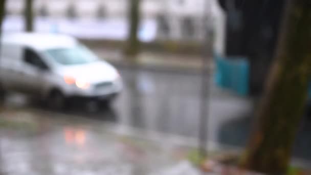 Розмиті Автомобілі Сильним Рухом Після Сильного Дощу — стокове відео
