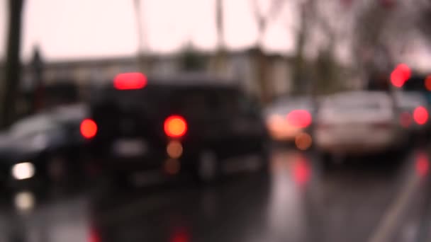 Mouvement des voitures floues avec un trafic intense après de fortes pluies 