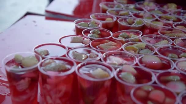 イスタンブールのガラタ橋で販売など酢漬けのキャベツとキュウリ ジュースを酸っぱい として知られている Salgam またはトルコ語 Tursu — ストック動画