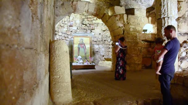 Pessoas Uniformizadas Visitam Afresco Saint Meryem Mary Marie Igreja Caverna — Vídeo de Stock