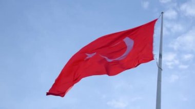 Türkiye'nin arka plan üzerinde rüzgar mavi gökyüzünde sallayarak bayrak. Rüzgarlı bir günde Türk bayrağı.