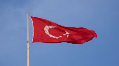 Türkiye'nin arka plan üzerinde rüzgar mavi gökyüzünde sallayarak bayrak. Rüzgarlı bir günde Türk bayrağı.