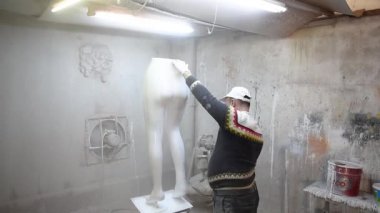 Unidentfied adam manken sprey boya, Istanbul, Türkiye ile boyar. 26 Haziran, 2018.